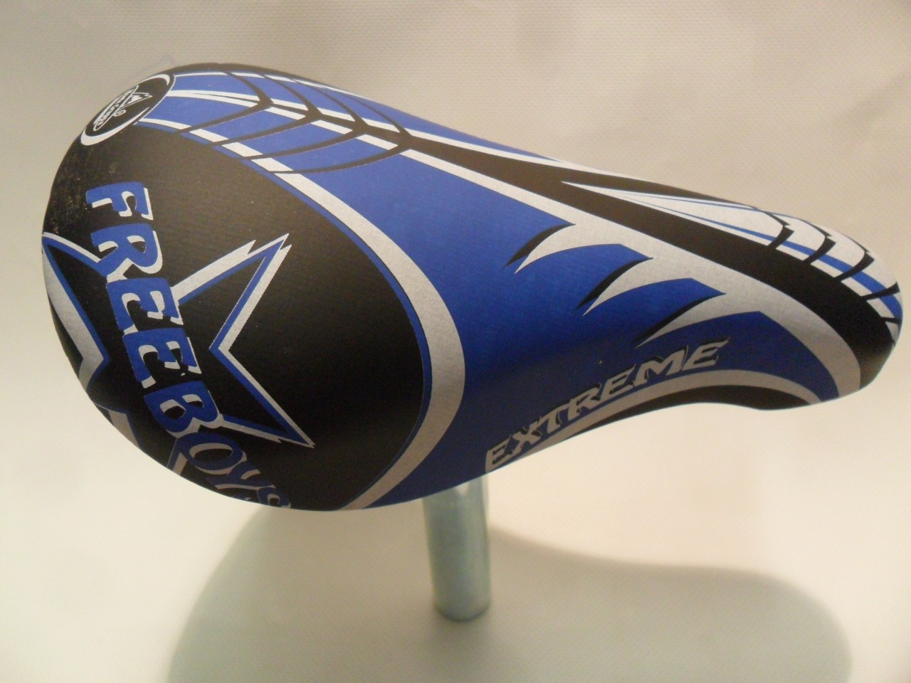 Nyereg Montegrappa 450 OK GO fiú fekete/kék csöves d:22mm gyerek 12-14 450_ANYE